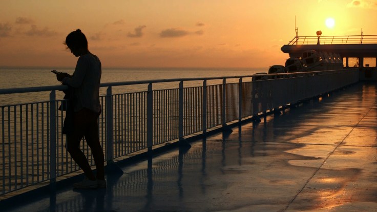 fille couché de soleil